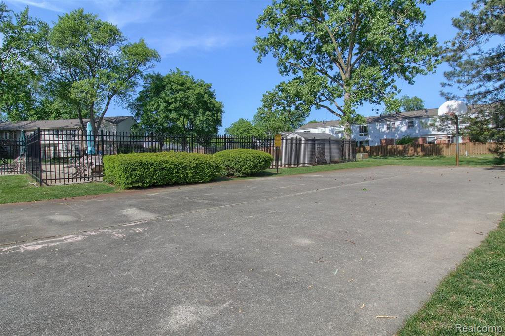 24300 BASHIAN Drive, Novi, MI — Photo 27