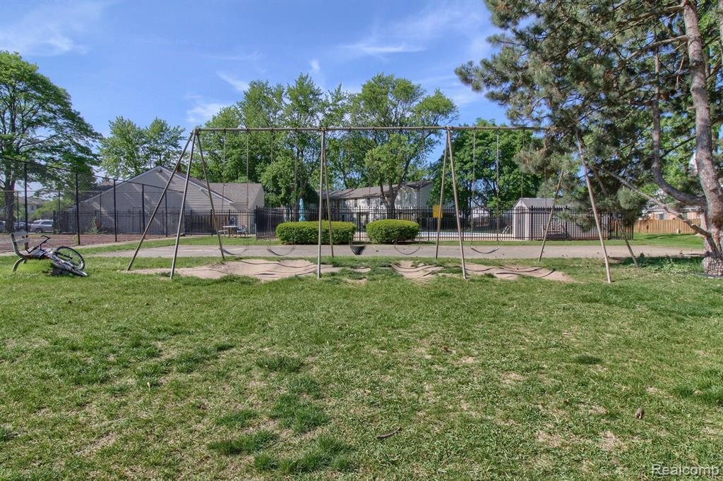 24300 BASHIAN Drive, Novi, MI — Photo 28