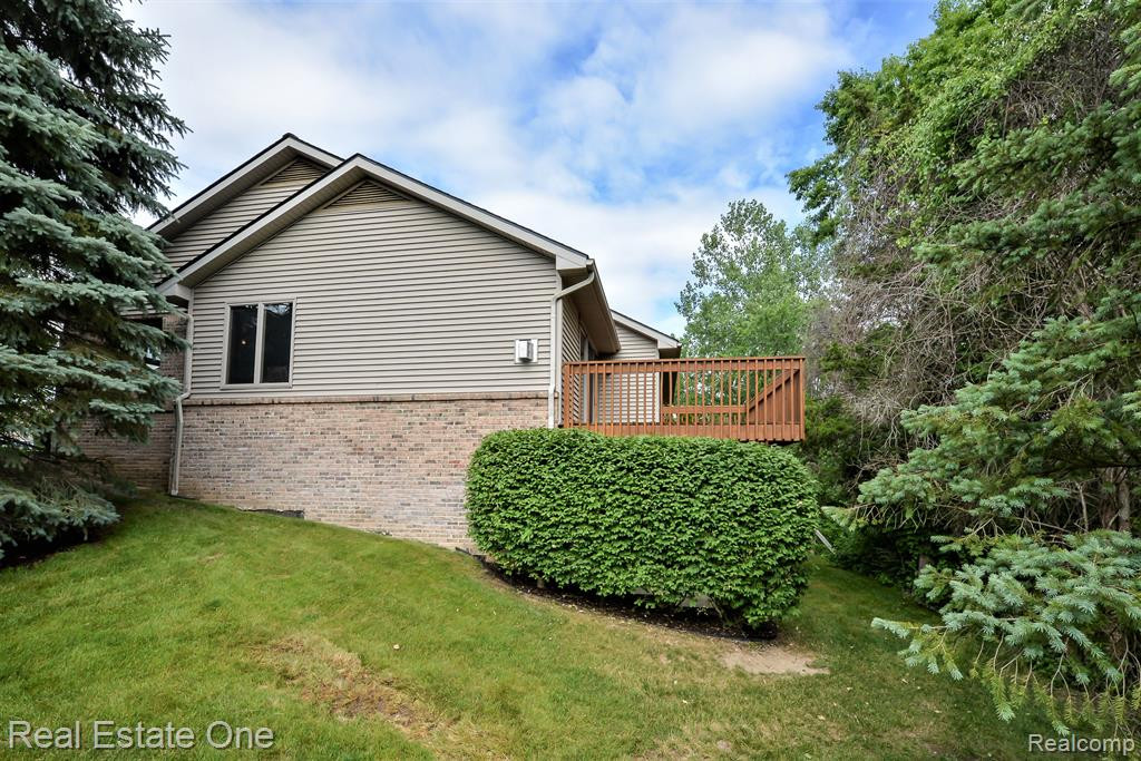 1111 MILDRED J, Brighton, MI 48116 — Photo 2