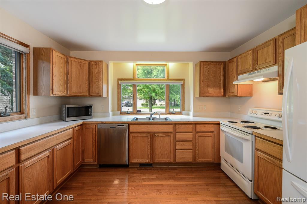 1111 MILDRED J, Brighton, MI 48116 — Photo 14