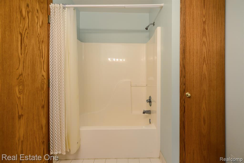 1111 MILDRED J, Brighton, MI 48116 — Photo 24