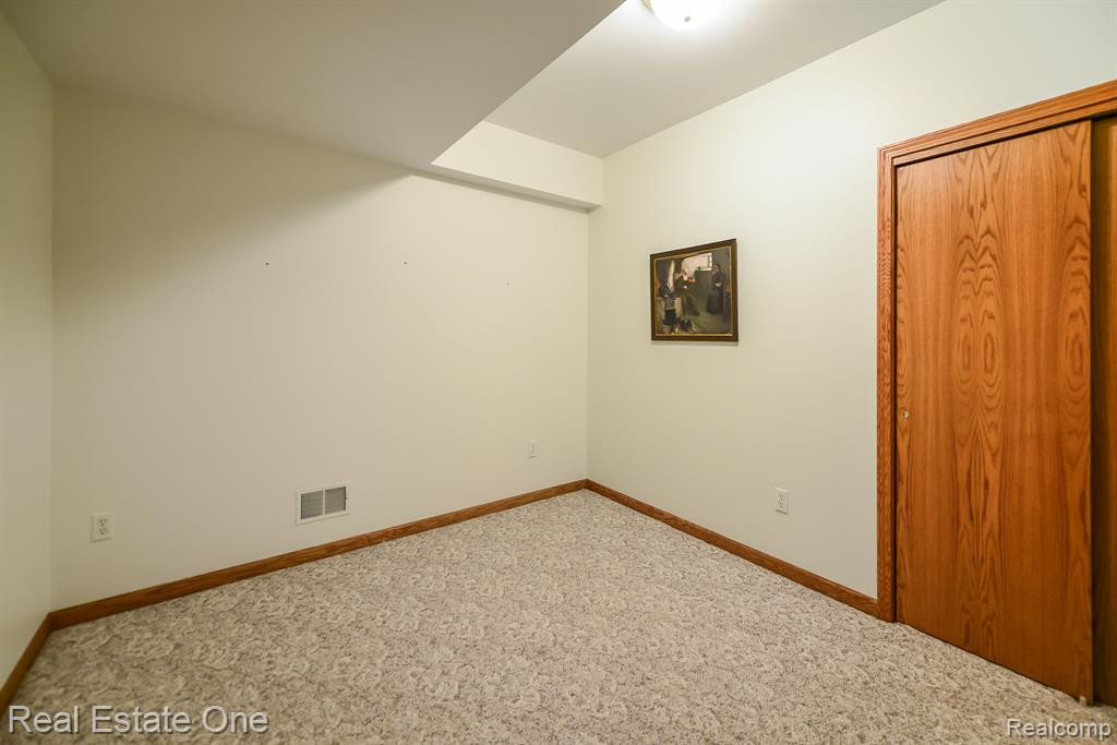 1111 MILDRED J, Brighton, MI 48116 — Photo 37