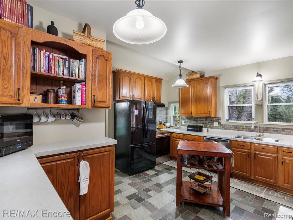 306 E ELMWOOD, Leonard, MI 48367 — Photo 17
