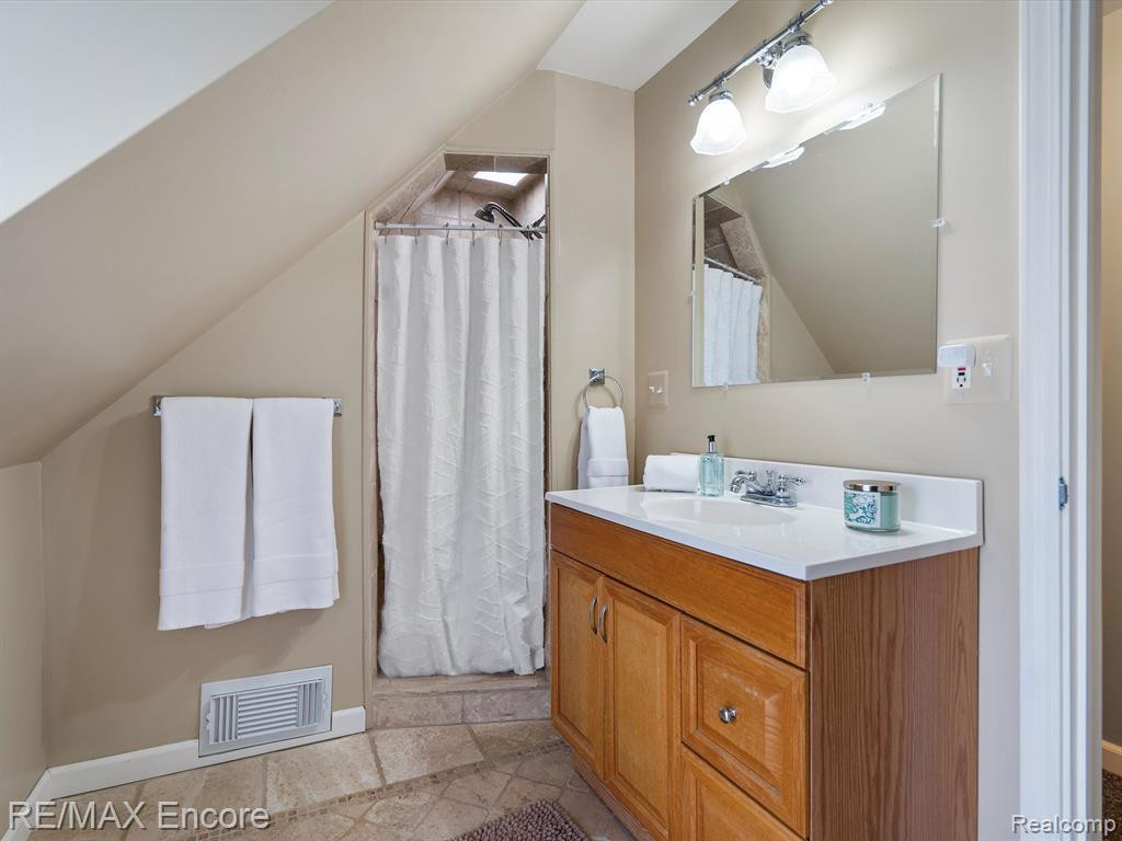 306 E ELMWOOD, Leonard, MI 48367 — Photo 33