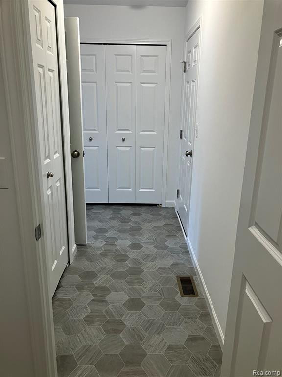 10193 SWAN LAKE Circle, 37, Ypsilanti, MI 48197 — Photo 12