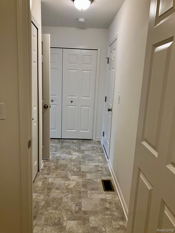 10205 SWAN LAKE Circle, 39, Ypsilanti, MI 48197 — Photo 11