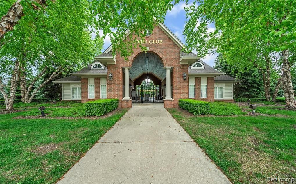 27106 CHESAPEAKE Circle, Walled Lake, MI 48390 — Photo 2