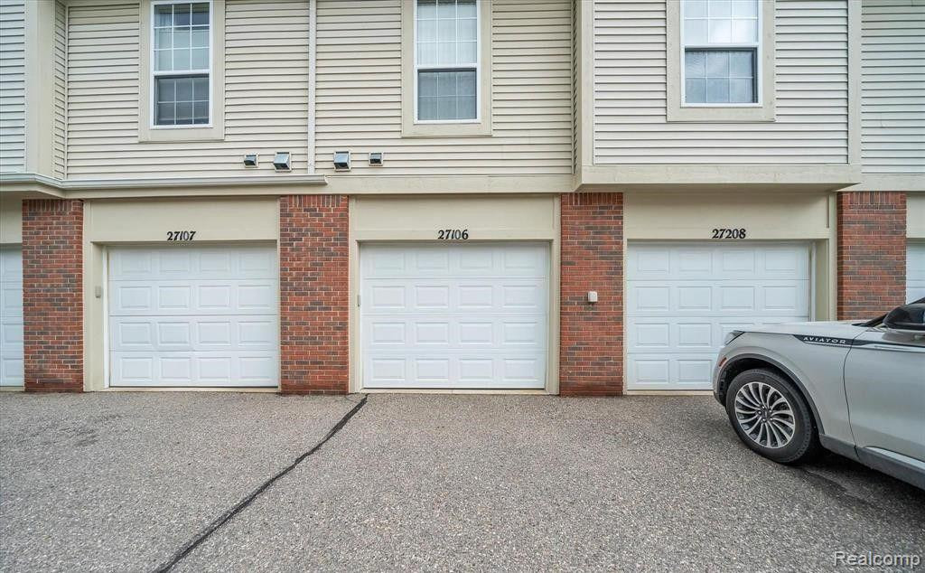 27106 CHESAPEAKE Circle, Walled Lake, MI 48390 — Photo 26