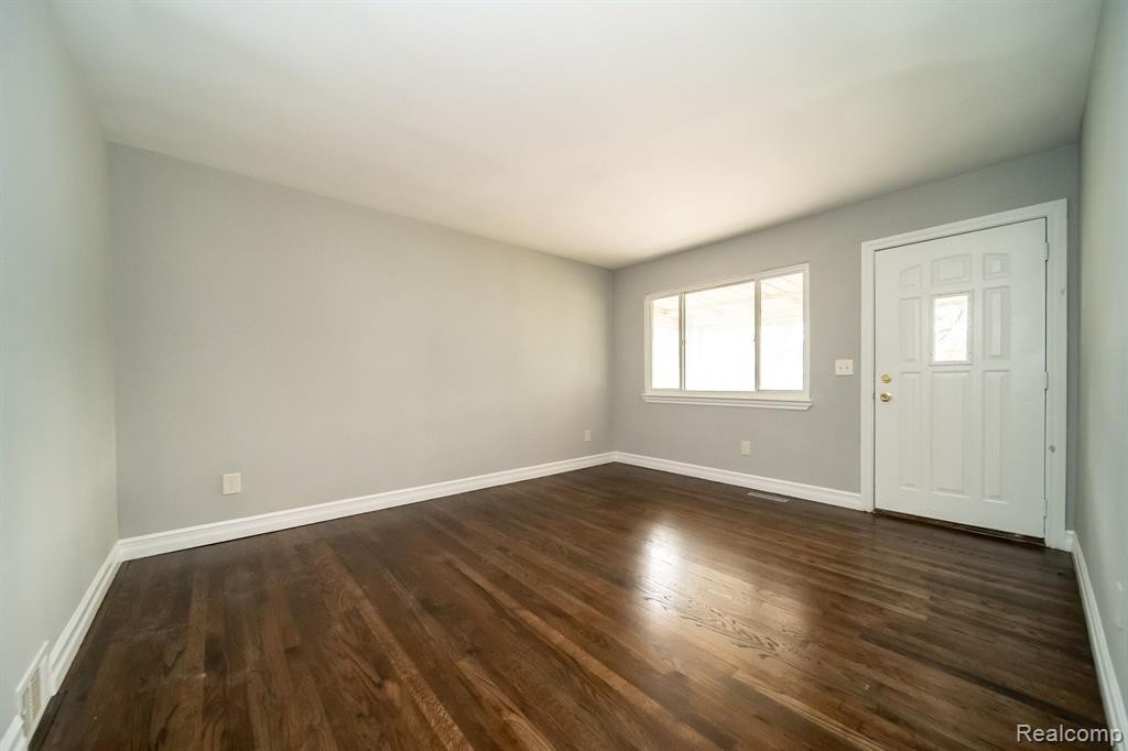 5113 GLENIS Street, Dearborn Heights, MI 48125 — Photo 6