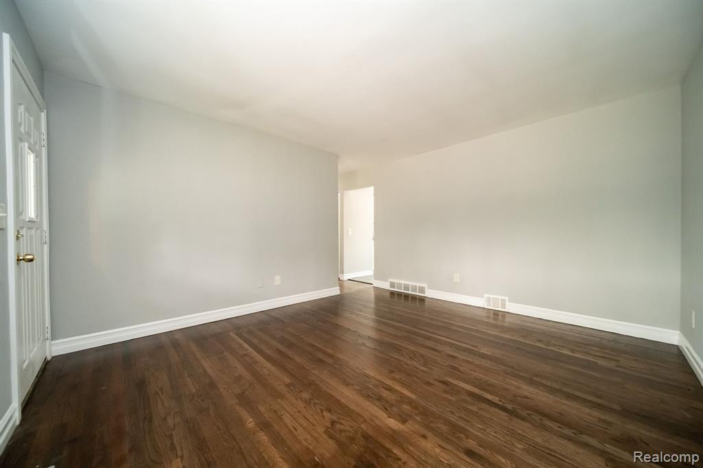 5113 GLENIS Street, Dearborn Heights, MI 48125 — Photo 9