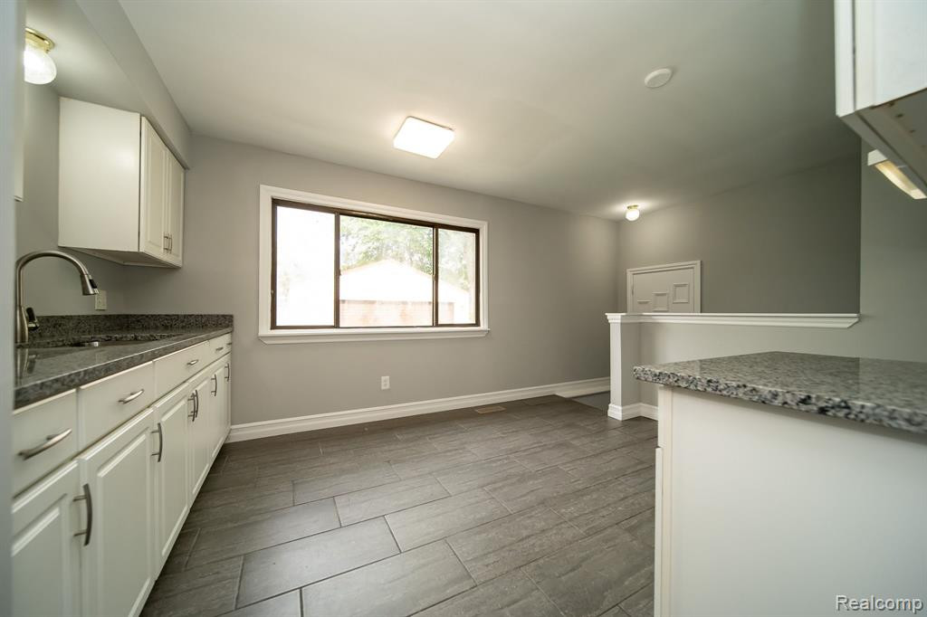 5113 GLENIS Street, Dearborn Heights, MI 48125 — Photo 10