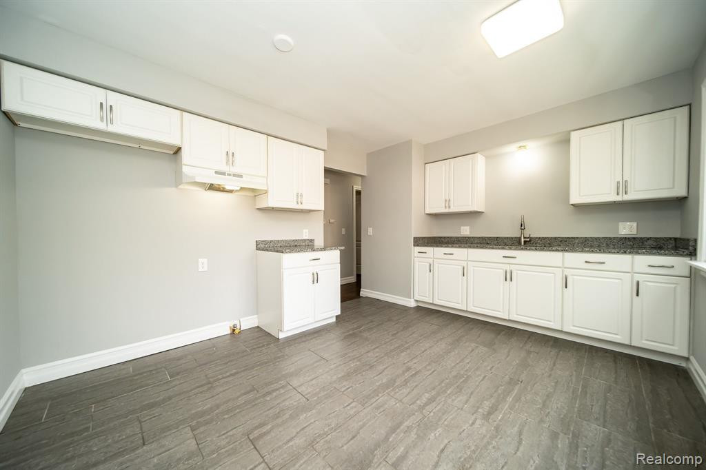 5113 GLENIS Street, Dearborn Heights, MI 48125 — Photo 11
