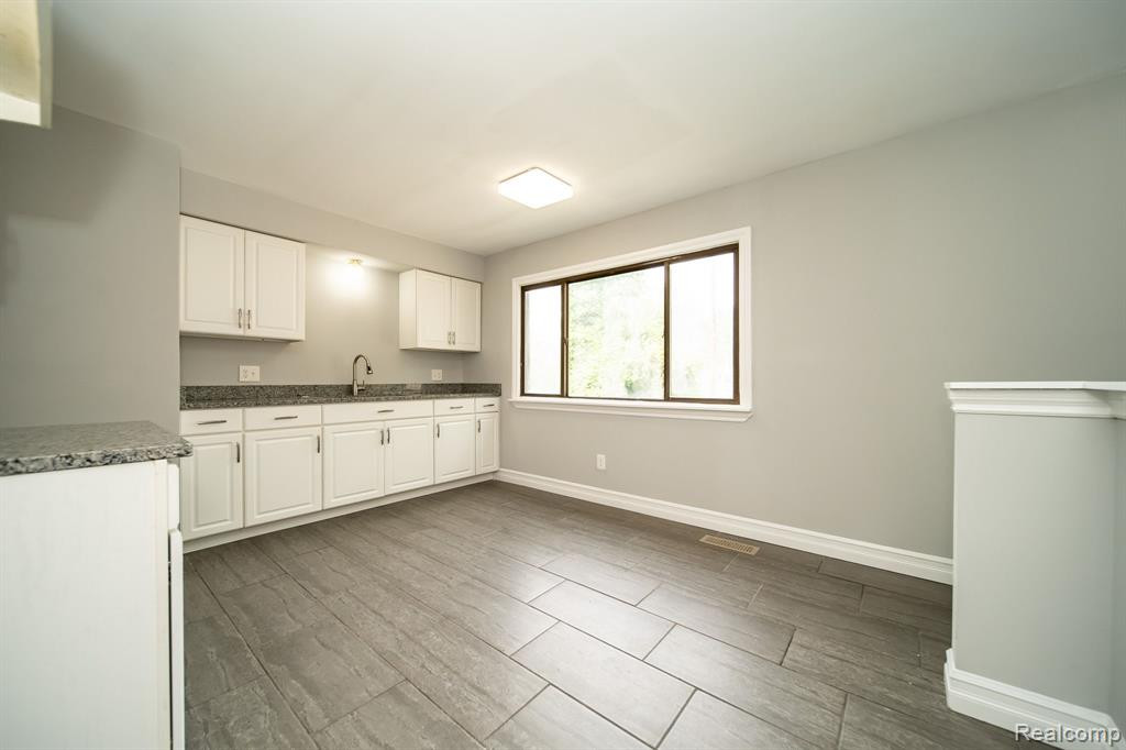 5113 GLENIS Street, Dearborn Heights, MI 48125 — Photo 13