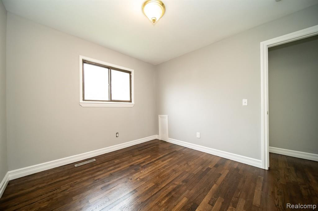5113 GLENIS Street, Dearborn Heights, MI 48125 — Photo 36