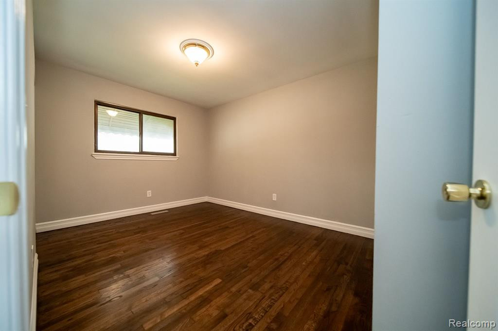 5113 GLENIS Street, Dearborn Heights, MI 48125 — Photo 38
