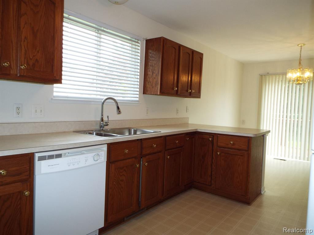 616 WOODBERRY Lane, Brighton, MI 48116 — Photo 11