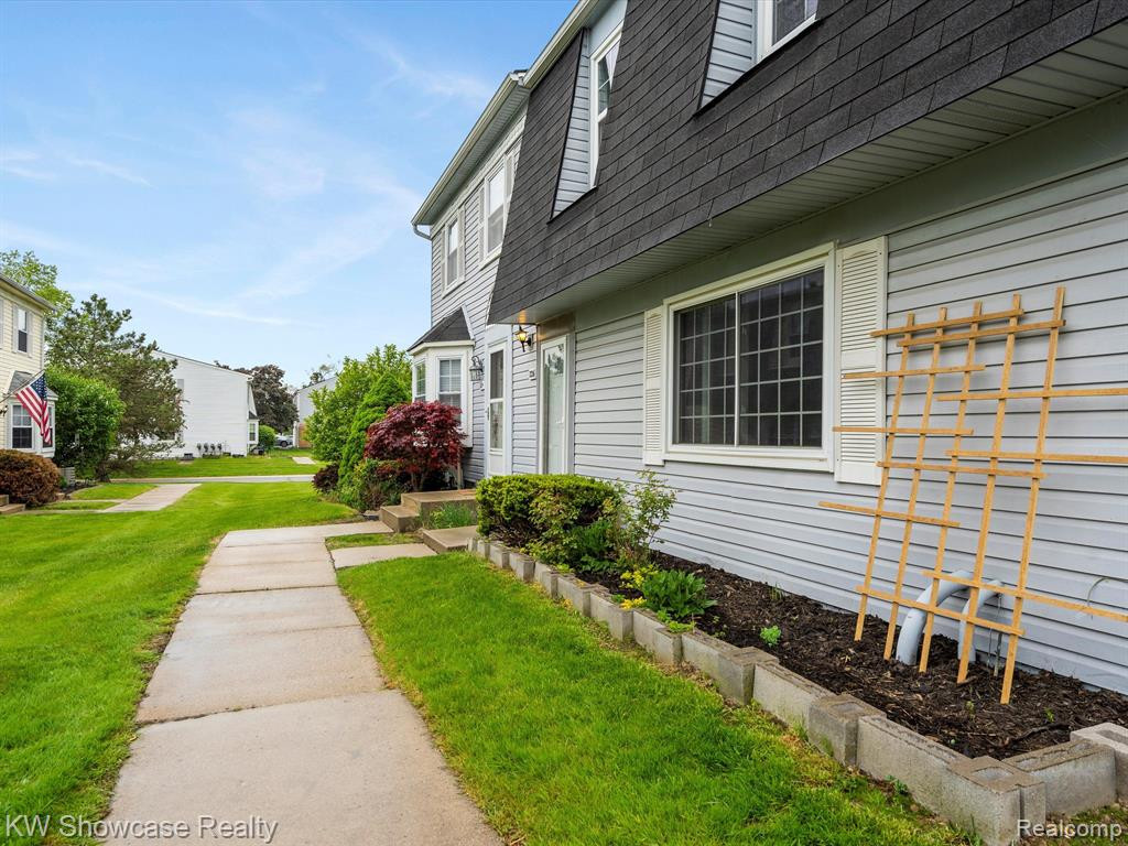 226 AQUEDUCT Drive, Walled Lake, MI 48390 — Photo 2