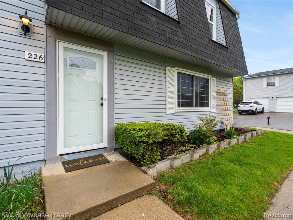 226 AQUEDUCT Drive, Walled Lake, MI 48390 — Photo 3