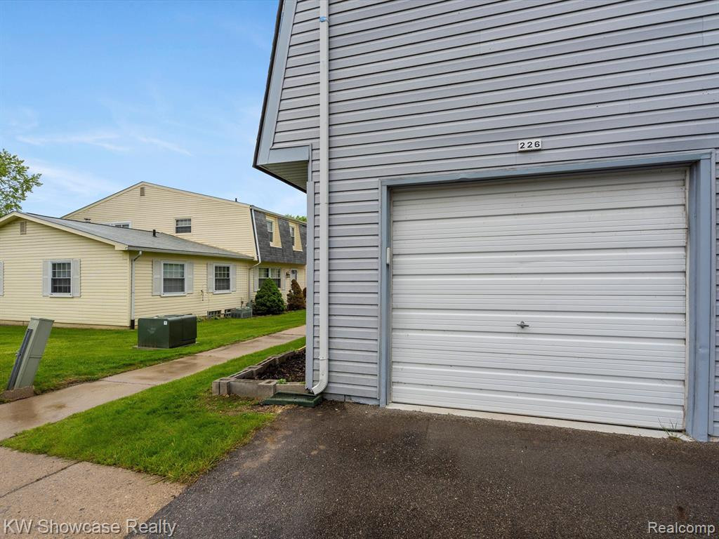 226 AQUEDUCT Drive, Walled Lake, MI 48390 — Photo 4