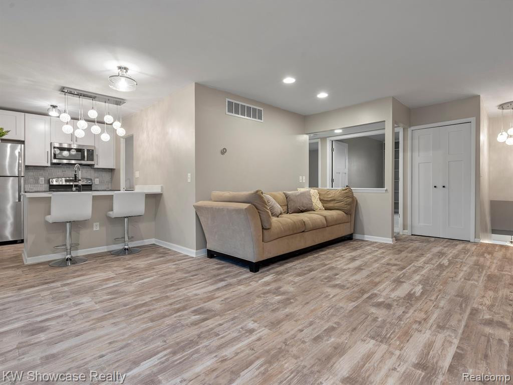 226 AQUEDUCT Drive, Walled Lake, MI 48390 — Photo 13