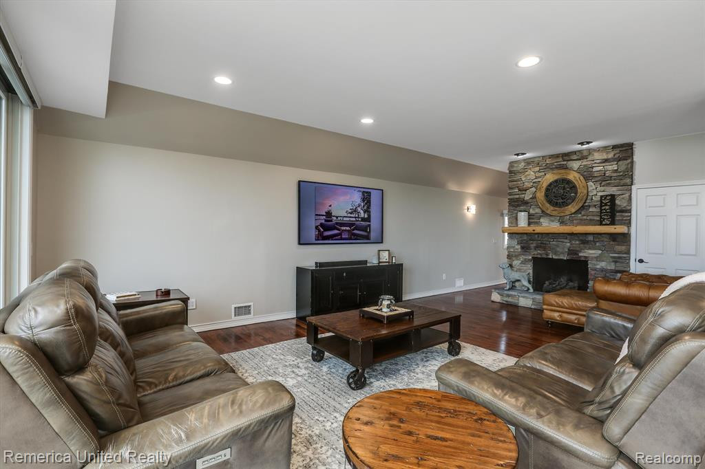 9235 SILVERSIDE, South Lyon, MI 48178 — Photo 21
