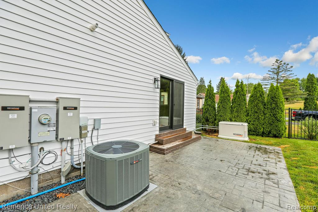 9235 SILVERSIDE, South Lyon, MI 48178 — Photo 43