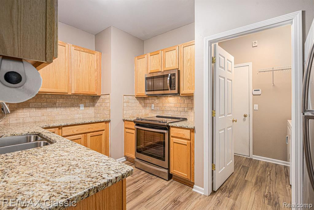 19107 ADDINGTON Drive, Commerce Twp, MI 48390 — Photo 8