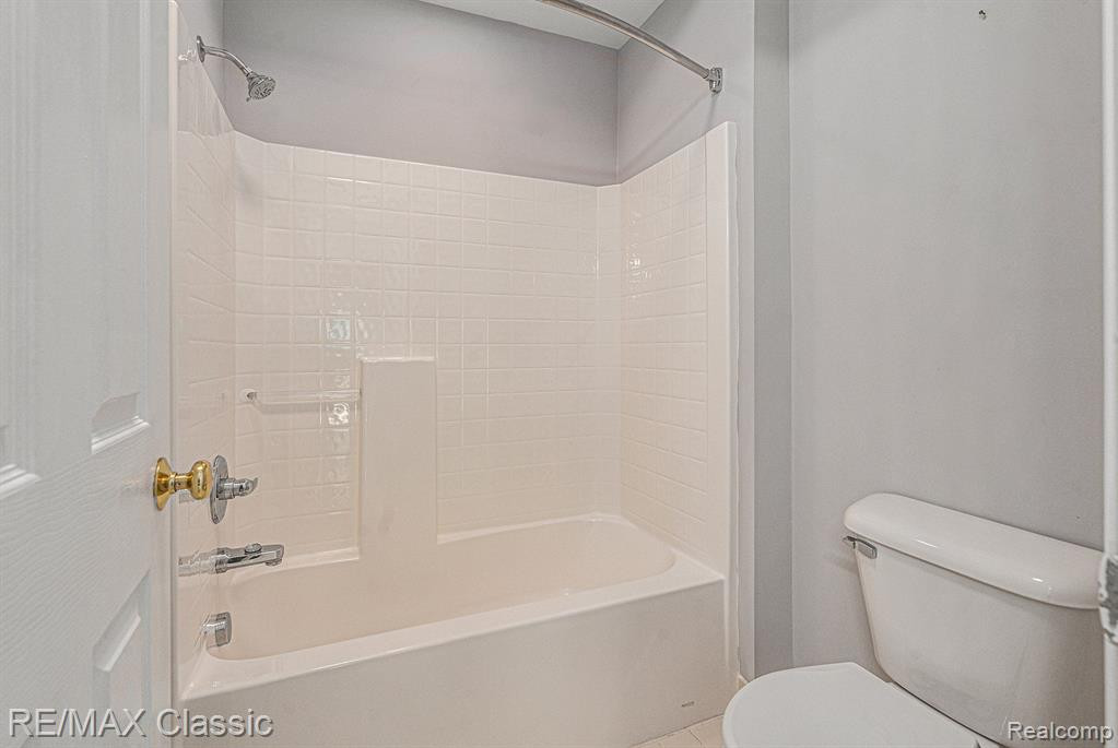 19107 ADDINGTON Drive, Commerce Twp, MI 48390 — Photo 15