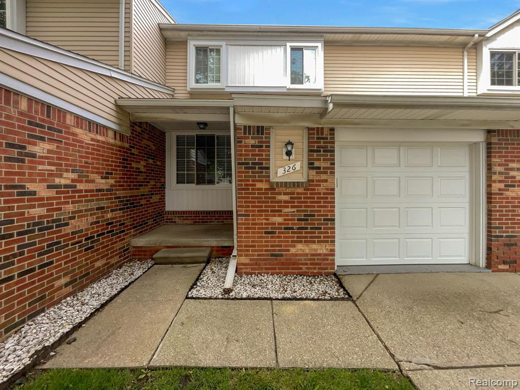 326 HAMPTON, South Lyon, MI 48178 — front exterior