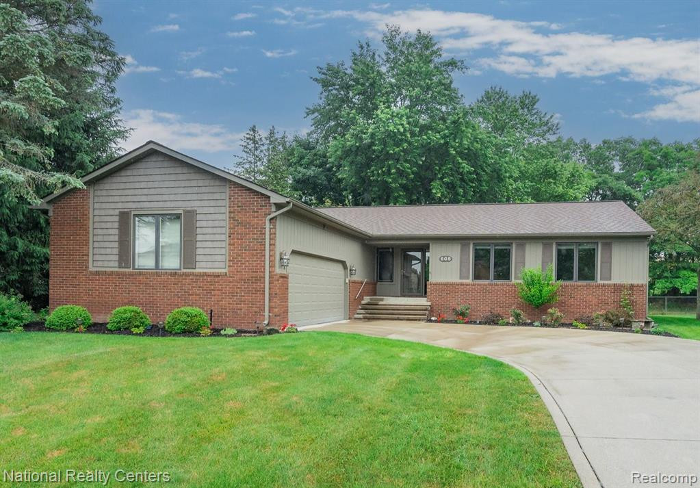 605 LAKES EDGE Drive, Oxford, MI 48371 — front exterior