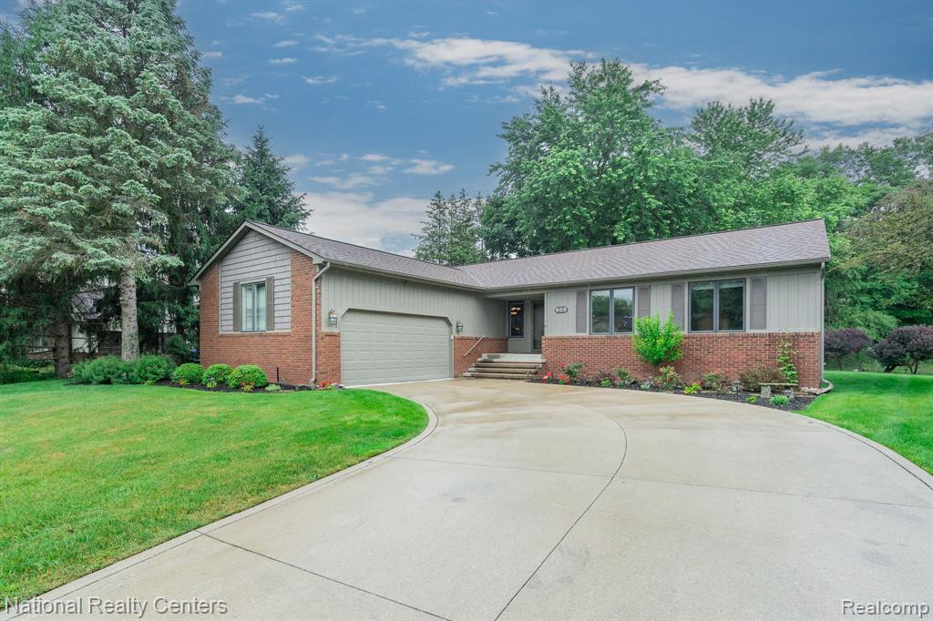 605 LAKES EDGE Drive, Oxford, MI 48371 — Photo 2