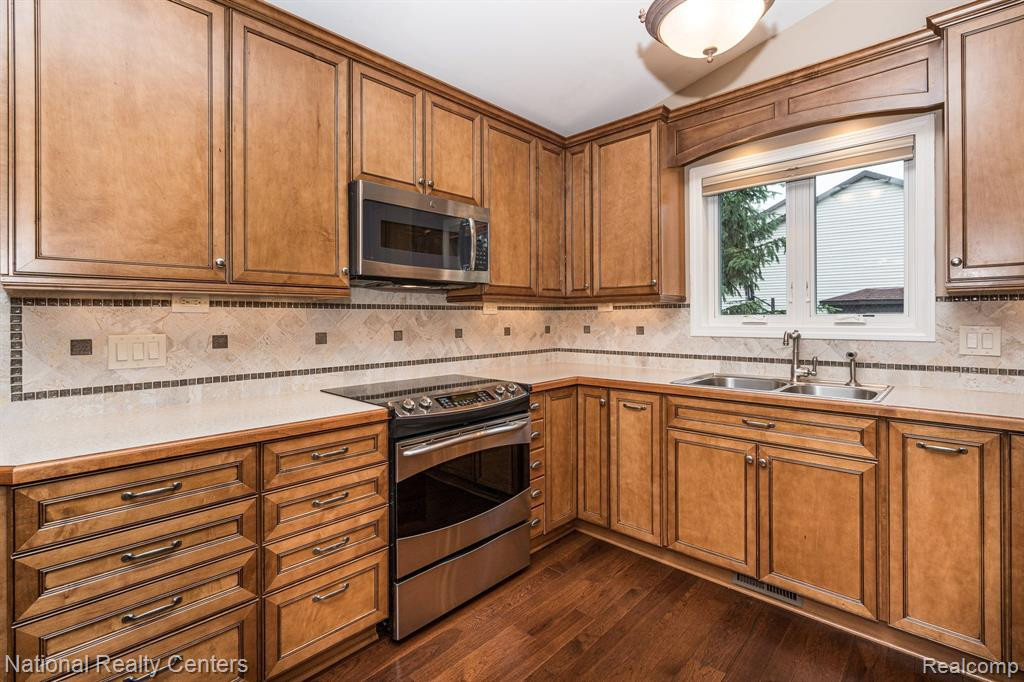 605 LAKES EDGE Drive, Oxford, MI 48371 — Photo 3