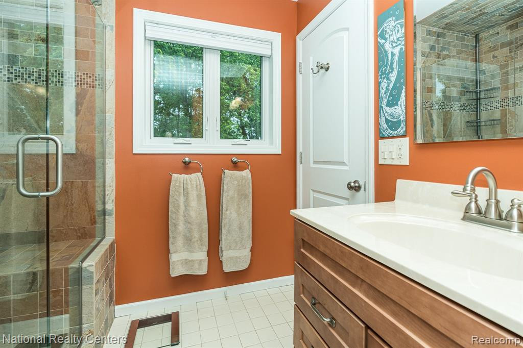 605 LAKES EDGE Drive, Oxford, MI 48371 — Photo 21