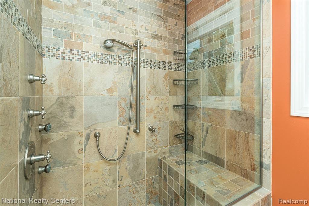 605 LAKES EDGE Drive, Oxford, MI 48371 — Photo 23