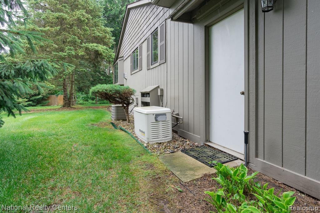 605 LAKES EDGE Drive, Oxford, MI 48371 — Photo 32