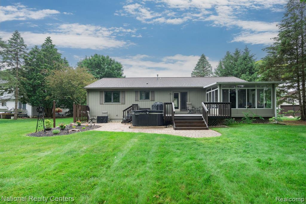 605 LAKES EDGE Drive, Oxford, MI 48371 — Photo 33