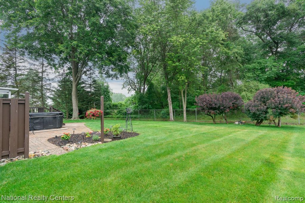 605 LAKES EDGE Drive, Oxford, MI 48371 — Photo 35