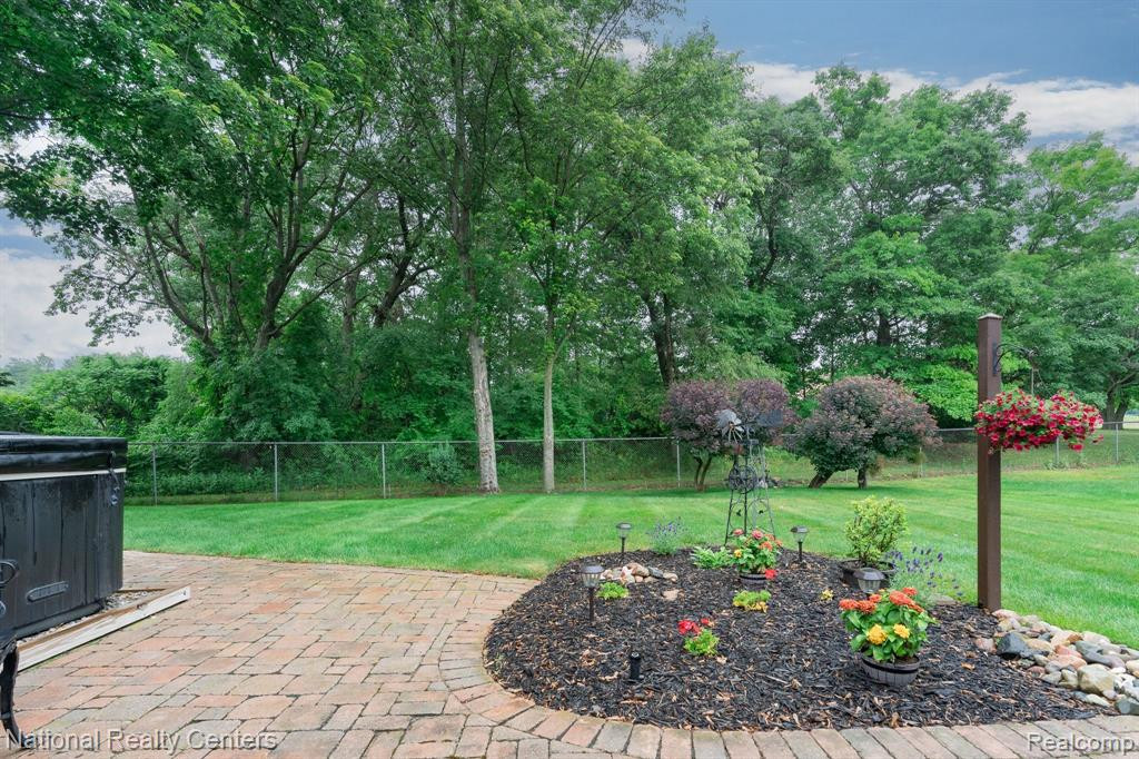 605 LAKES EDGE Drive, Oxford, MI 48371 — Photo 36