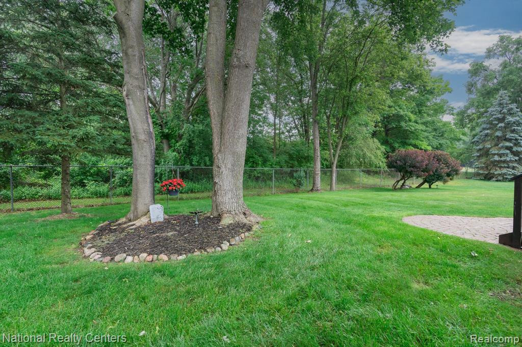 605 LAKES EDGE Drive, Oxford, MI 48371 — Photo 37