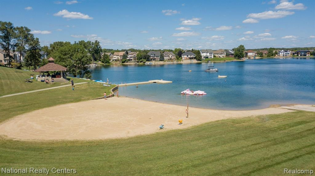 605 LAKES EDGE Drive, Oxford, MI 48371 — Photo 38