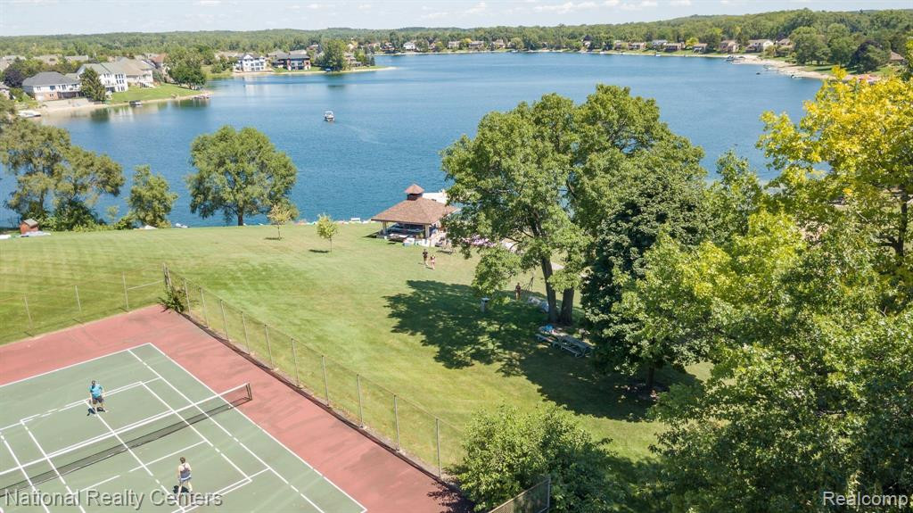 605 LAKES EDGE Drive, Oxford, MI 48371 — Photo 39