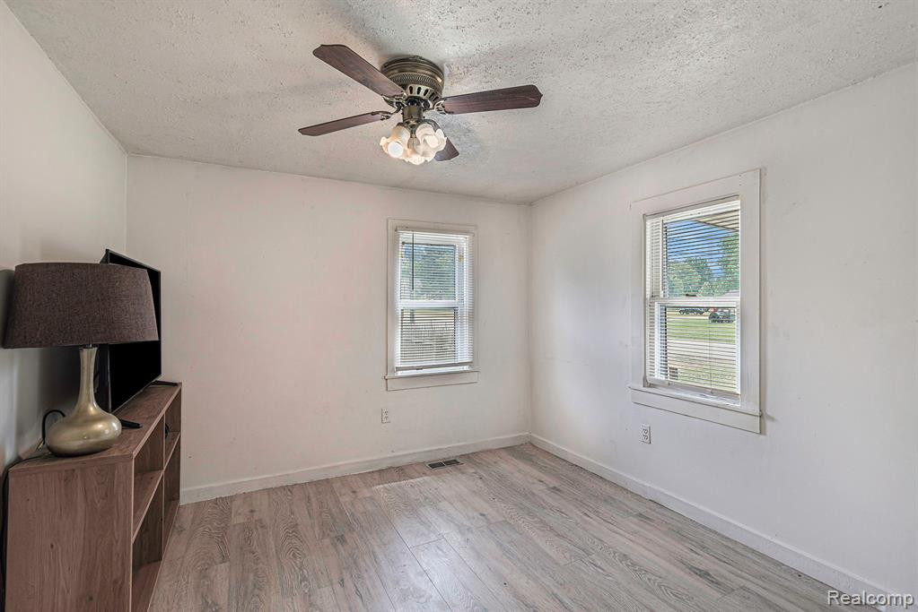 115 EMMETT, Byron, MI 48418 — Photo 9