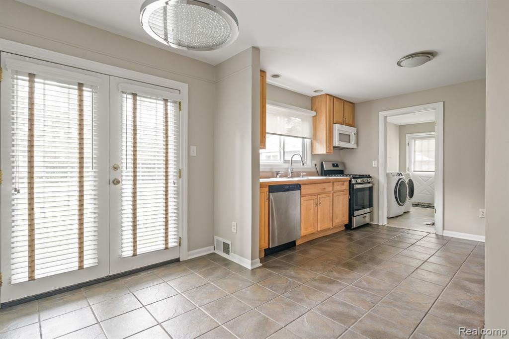 6368 HERMANA Road, West Bloomfield, MI 48324 — Photo 11