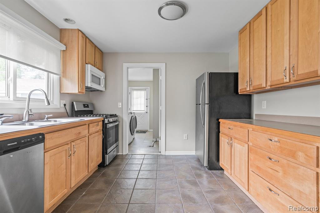 6368 HERMANA Road, West Bloomfield, MI 48324 — Photo 12