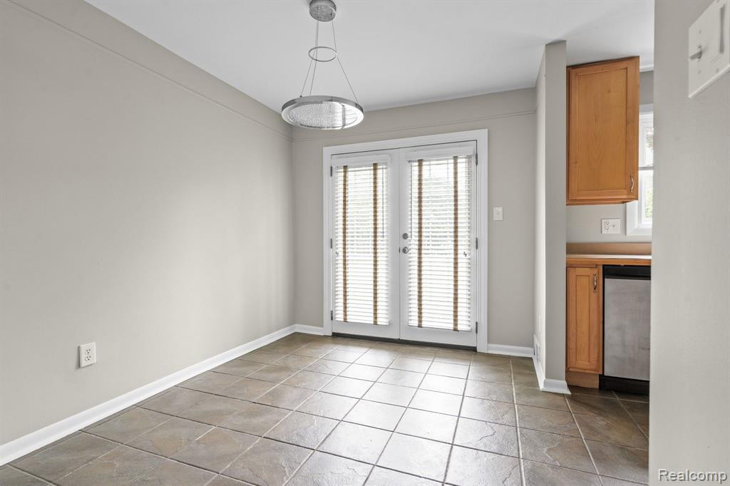 6368 HERMANA Road, West Bloomfield, MI 48324 — Photo 17