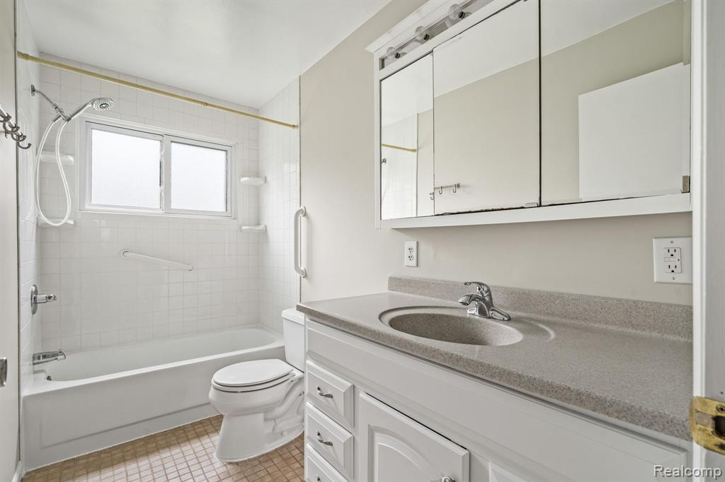6368 HERMANA Road, West Bloomfield, MI 48324 — Photo 19