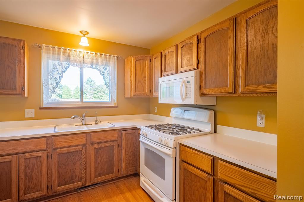 780 STONEY Drive, South Lyon, MI 48178 — Photo 11