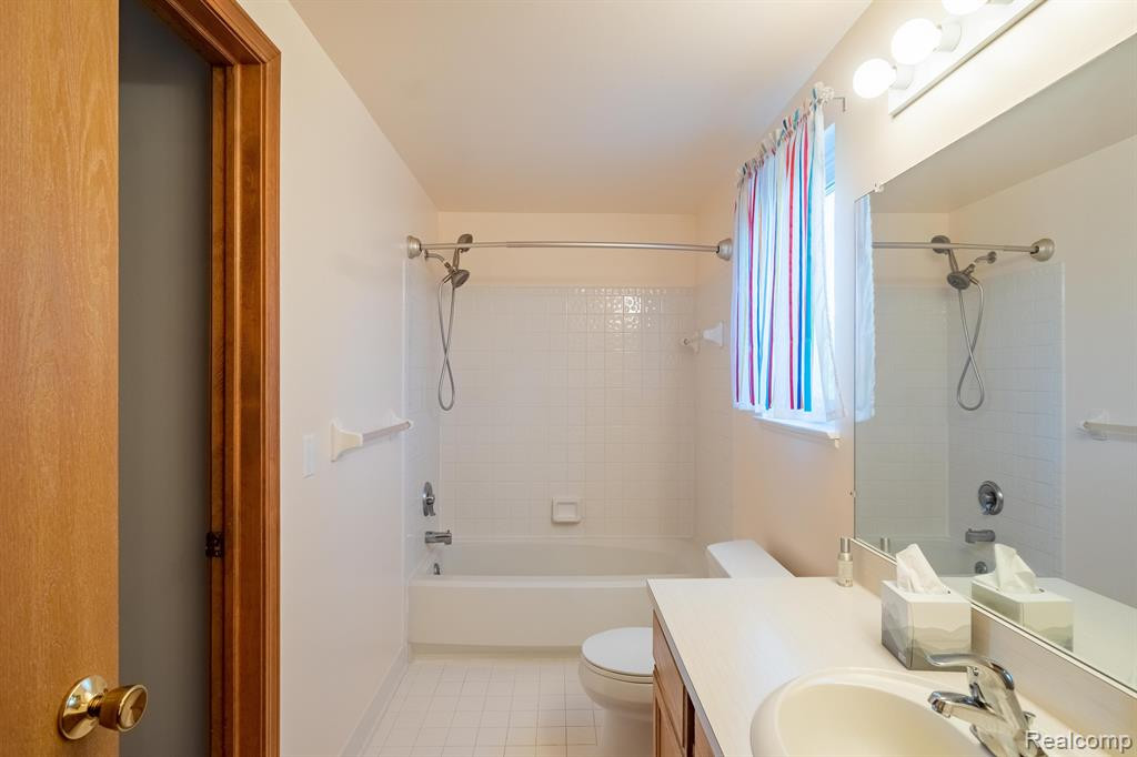 780 STONEY Drive, South Lyon, MI 48178 — Photo 17