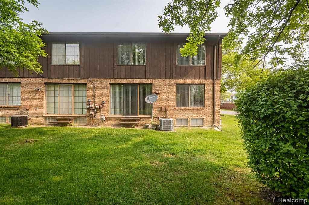 26746 SUMMERDALE Drive, Southfield, MI 48033 — Photo 2