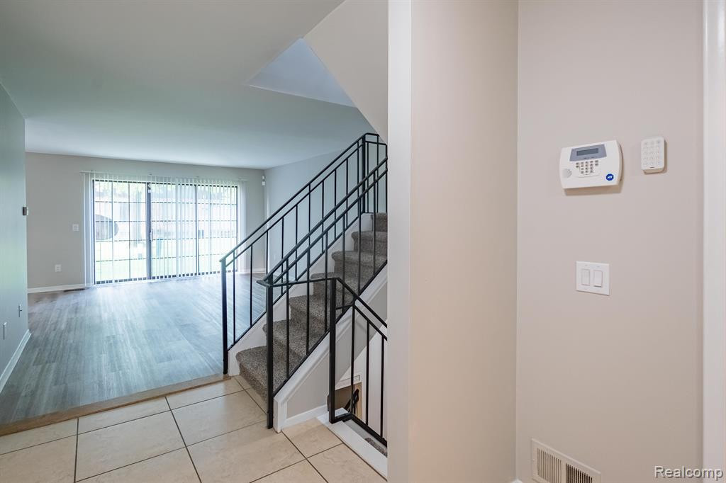 26746 SUMMERDALE Drive, Southfield, MI 48033 — Photo 6